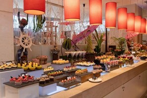 A buffet with various food items and decorative elements. - Zhongshan Daxin Hotel (Xiaolan Branch) (Zhongshan)