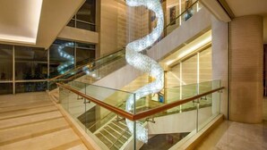 Ein modernes Interieur mit einer Glasstufenkonstruktion und einer spiralförmigen Leuchte.