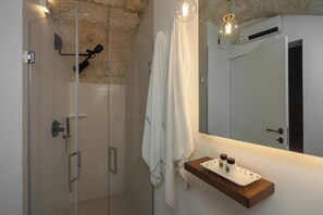 Phòng tiện nghi đơn giản | Phòng tắm | Buồng tắm vòi sen, máy sấy tóc, dép đi trong nhà, khăn tắm 