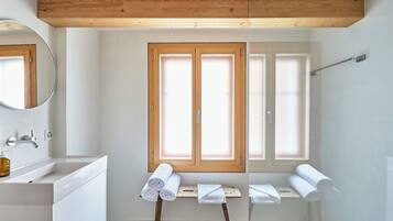 Douche, sèche-cheveux, serviettes fournies, savon