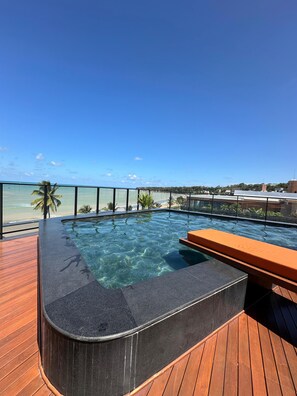 Pool - Luxurious and cozy beachfront flat. In front of Cabo Branco beach. (Cabo Branco João Pessoa)