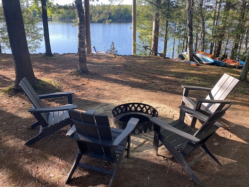 Adorable Lakefront Cabin with HOT TUB!