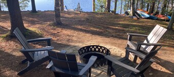 Adorable Lakefront Cabin with HOT TUB!