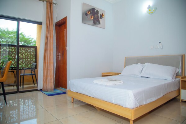 Estudio Confort, balcón, vistas al patio | 1 dormitorio, escritorio, espacio para trabajar con un portátil