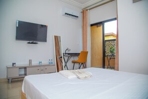 Comfort stúdió, erkély, kilátással az udvarra | 1 hálószoba, íróasztal és laptophoz jól használható munkafelület