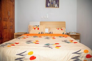 Comfort apartman, erkély, kilátással a városra | 1 hálószoba, íróasztal és laptophoz jól használható munkafelület