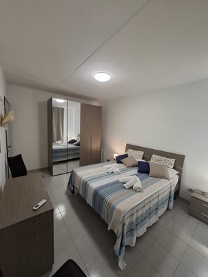 Tabla de planchar con plancha y ropa de cama 