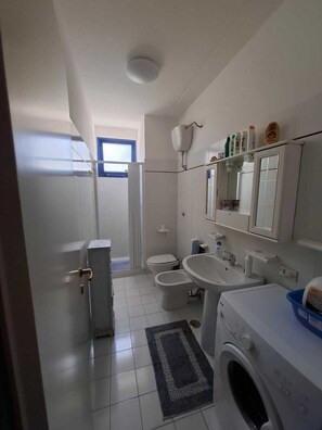 Bruser, hårtørrer, bidet, håndklæder