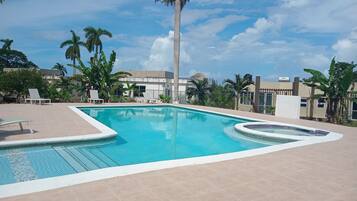 Kolam renang outdoor