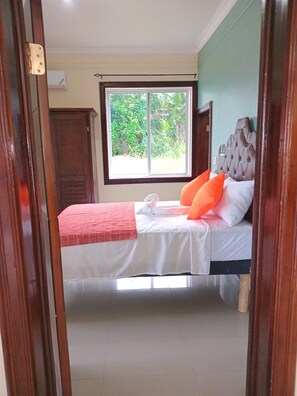 고급 침구, 노트북 작업 공간, 암막 커튼, 침대 시트