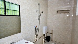 A bathroom with a sink, shower, and toilet. - Huangyao Xinyi Inn (Zhaoping)