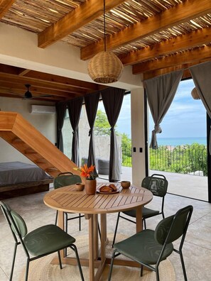 Superior Studio Suite, Sea View | Dining room