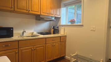 Geladeira, micro-ondas, cooktop, cafeteira/chaleira