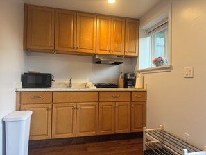 Refrigerador, microondas, parrilla de estufa y cafetera y tetera 