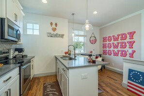 Fridge, microwave, oven, stovetop - NEW! Howdy Y'all in The Nations: 10min->Broadway (Nashville)