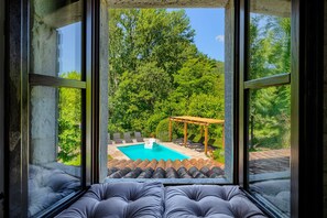 A room with a view of a swimming pool, outdoor seating, and a pergola. - Charming 4-bedroom villa with AC and WiFi in welcoming Buzet (Buzet)