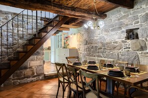 Dining - Charming 4-bedroom villa with AC and WiFi in welcoming Buzet (Buzet)