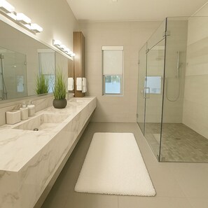 Douche, séchoir à cheveux, serviettes fournies, savon