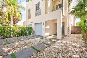 Property grounds - Villa Solara Grove by Solu: Luxury, Gated, Free Parking (Miami)