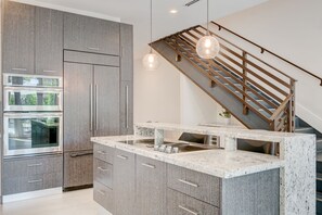 Frigorífico, microondas, horno y placa de cocina