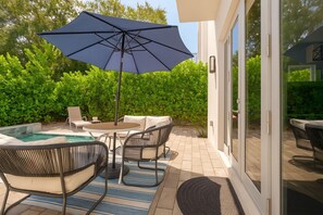 Outdoor dining - Villa Solara Grove by Solu: Luxury, Gated, Free Parking (Miami)