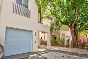 Property grounds - Villa Solara Grove by Solu: Luxury, Gated, Free Parking (Miami)