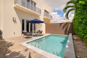 Outdoor pool - Villa Solara Grove by Solu: Luxury, Gated, Free Parking (Miami)
