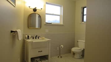 Standard Room | Bathroom