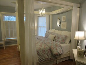 Iron/ironing board, free WiFi - The Riter Mansion (Logan)