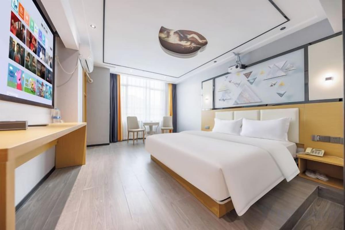 Happy Reunion Projection Double Bed Room (100-Inch Projection + Film Membership + Enjoyable Viewing)