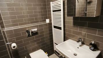 Haartrockner, Handtücher, Seife, Toilettenpapier