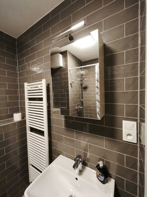 Secador de cabelo, toalhas de banho, sabonete, papel higiênico