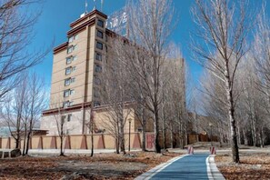 A multi-story building with a flat roof and a series of windows. - Lia Daocheng Resort (Daocheng County)