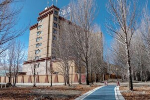 Un edificio de varios pisos con techo plano y varias ventanas.