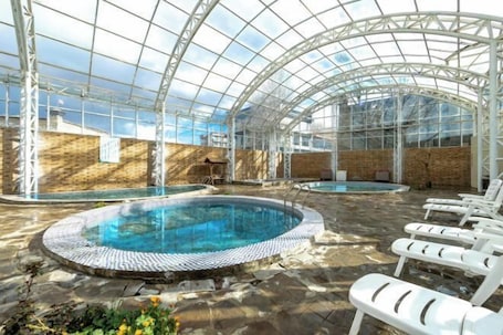 Outdoor pool. Lia Daocheng Resort
