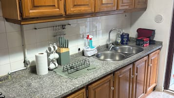 Fridge, oven, stovetop, coffee/tea maker