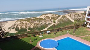 A pool with a view of the beach and ocean. - Waterfront apartment (Mohammédia)