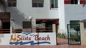 A building with a tiled entrance labeled "La Siesta Beach". - Waterfront apartment (Mohammédia)