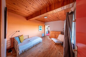 4 bedrooms, iron/ironing board, free WiFi