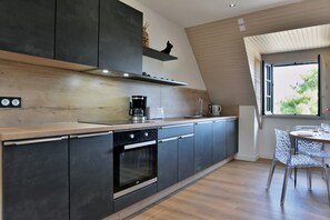 Fridge, oven, coffee/tea maker, toaster