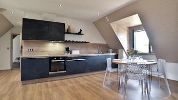 Wasserkocher mit Kaffee-/Teezubehör, Kühlschrank, Ofen, Toaster