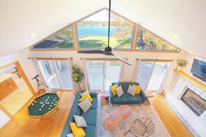 Una Smart TV, una chimenea, videojuegos, un futbolín