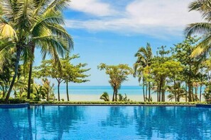 Hồ bơi ngoài trời