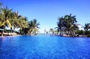 Outdoor pool - Yinyun Seaview Hotel (Sanya)