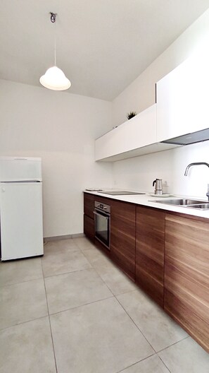 Kühlschrank, Ofen, Herdplatte, Wasserkocher mit Kaffee-/Teezubehör