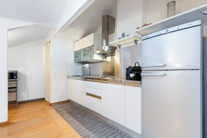 Een koelkast, een magnetron, een oven, een kookplaat