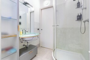 Ducha, secador de pelo, bidé y toallas