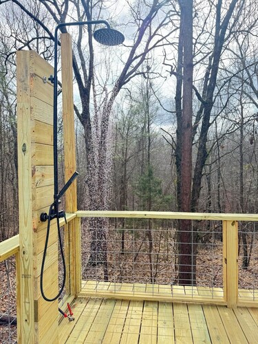 Secluded one bedroom cabin with large deck overlooking a wooded gully.