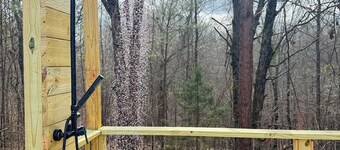 Secluded one bedroom cabin with large deck overlooking a wooded gully.