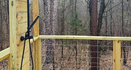 Secluded one bedroom cabin with large deck overlooking a wooded gully.